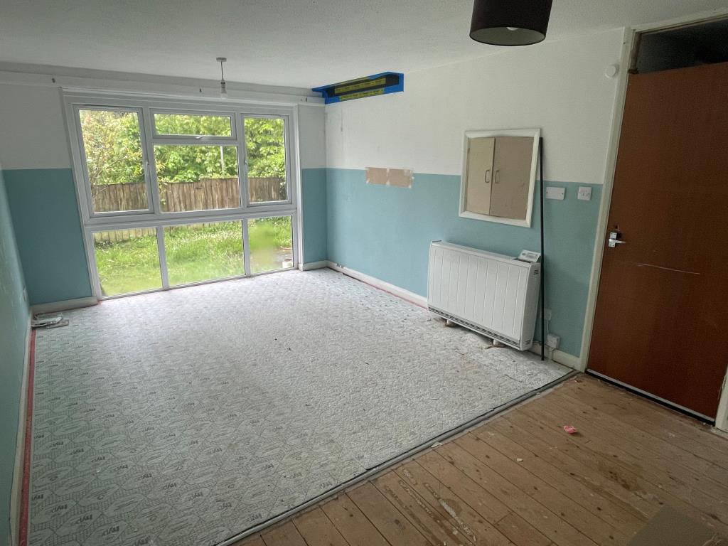 Lot: 150 - TERRACE PROPERTY FOR IMPROVEMENT - Living room with large window looking out onto rear garden